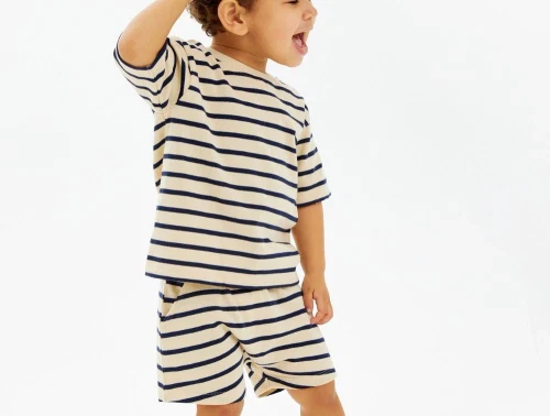 Drenge med THE NEW Siblings shorts i mørkeblå og hvid striber TNST6040 mood indigo og stribet t-shirt TNST6038